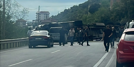 Ereğli OSB Yolunda Can Pazarı: Devrilen TIR Trafiği Felç Etti